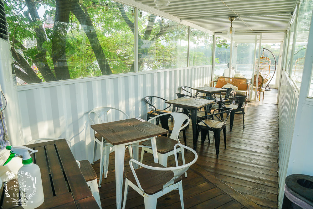 高雄[白色戀人貨櫃屋]超好拍照的夢幻網美餐廳!夕陽下的河畔美炸!