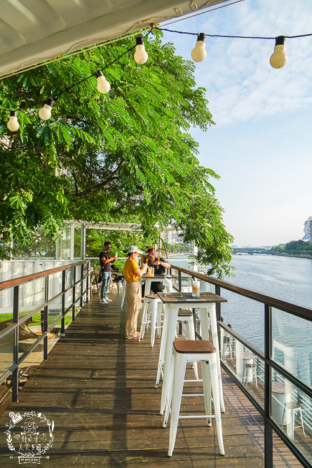 高雄[白色戀人貨櫃屋]超好拍照的夢幻網美餐廳!夕陽下的河畔美炸!