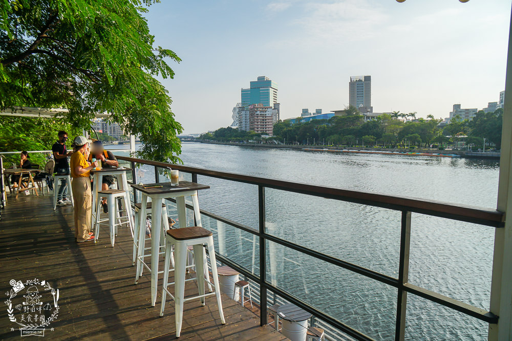 高雄[白色戀人貨櫃屋]超好拍照的夢幻網美餐廳!夕陽下的河畔美炸!
