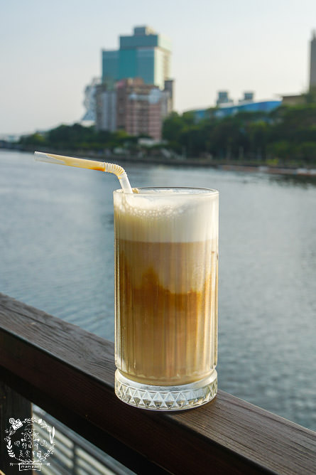 高雄[白色戀人貨櫃屋]超好拍照的夢幻網美餐廳!夕陽下的河畔美炸!