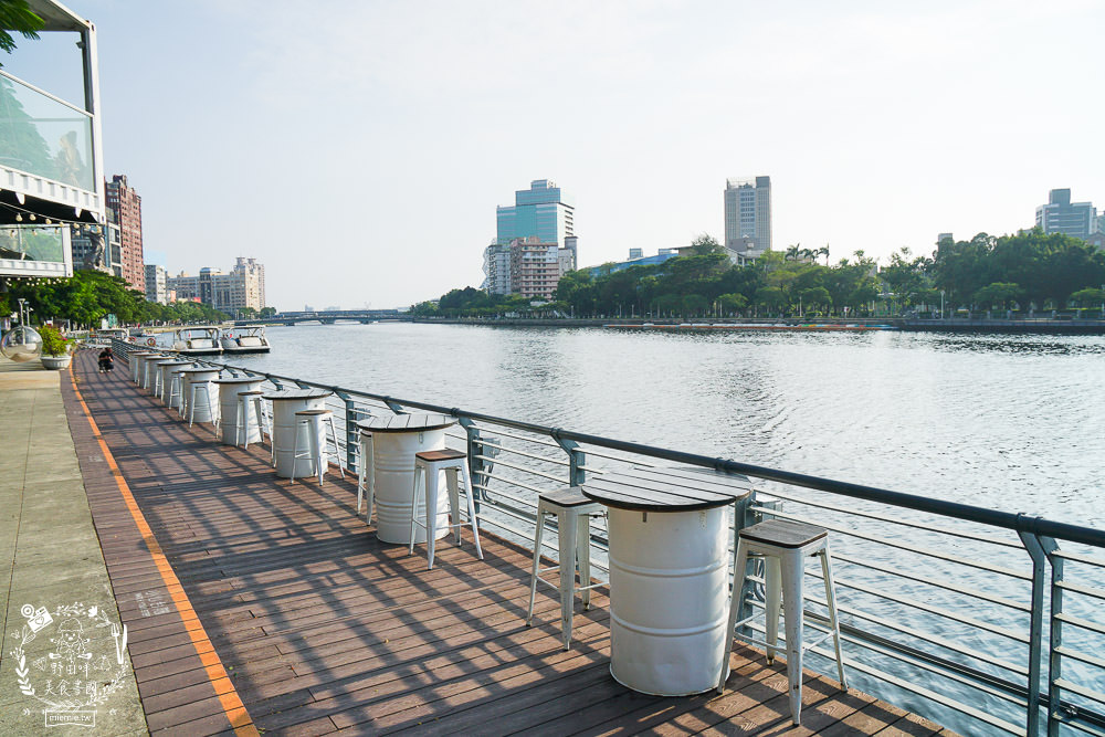 高雄[白色戀人貨櫃屋]超好拍照的夢幻網美餐廳!夕陽下的河畔美炸!