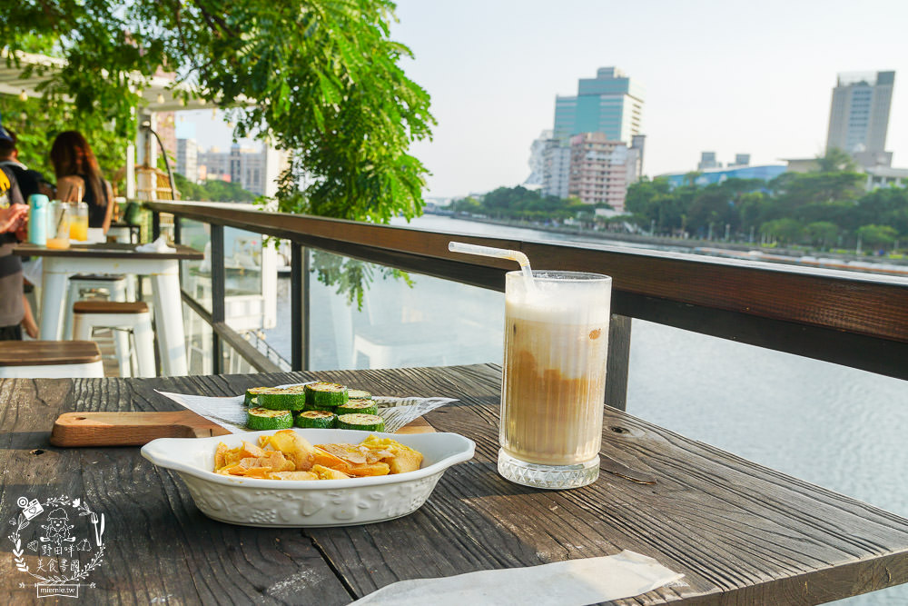 高雄[白色戀人貨櫃屋]超好拍照的夢幻網美餐廳!夕陽下的河畔美炸!