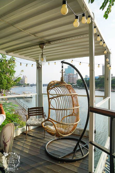 高雄[白色戀人貨櫃屋]超好拍照的夢幻網美餐廳!夕陽下的河畔美炸!