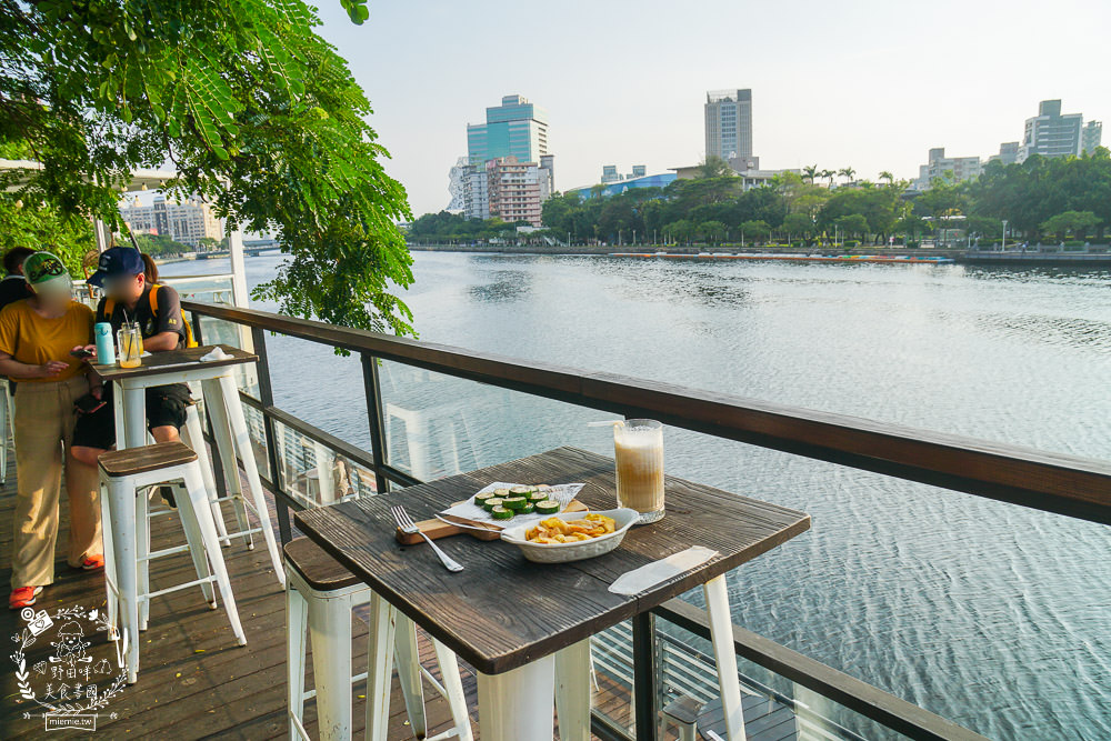 高雄[白色戀人貨櫃屋]超好拍照的夢幻網美餐廳!夕陽下的河畔美炸!