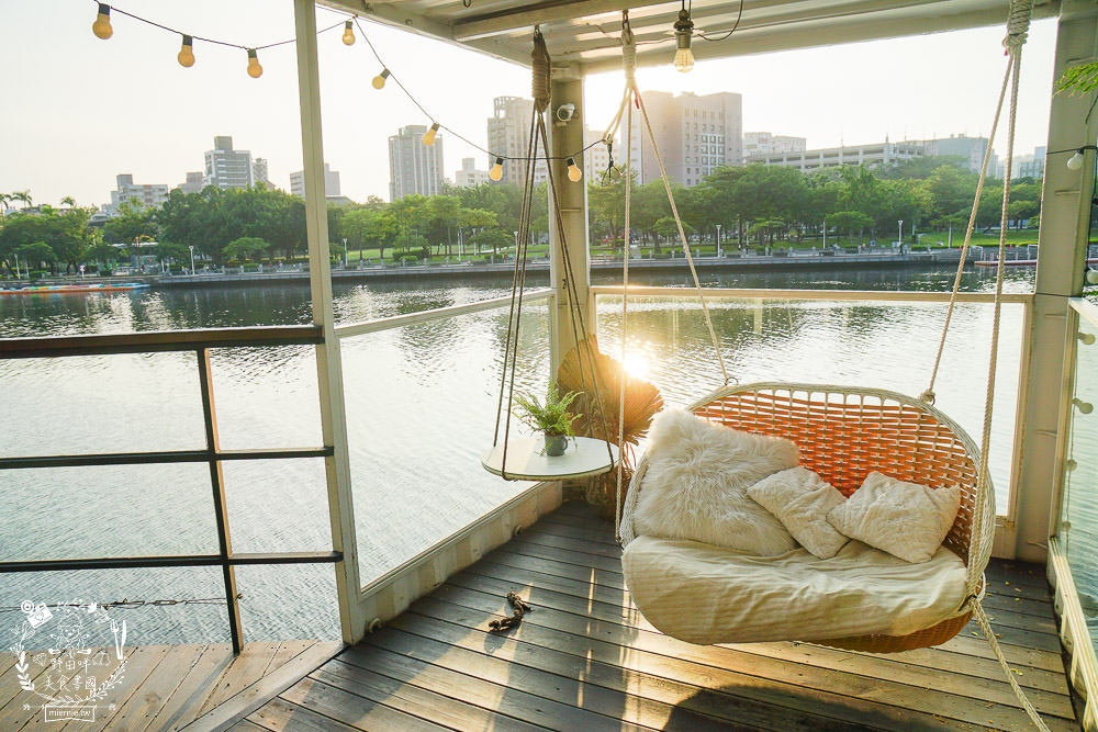 高雄[白色戀人貨櫃屋]超好拍照的夢幻網美餐廳!夕陽下的河畔美炸!