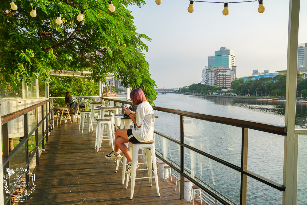 高雄[白色戀人貨櫃屋]超好拍照的夢幻網美餐廳!夕陽下的河畔美炸!