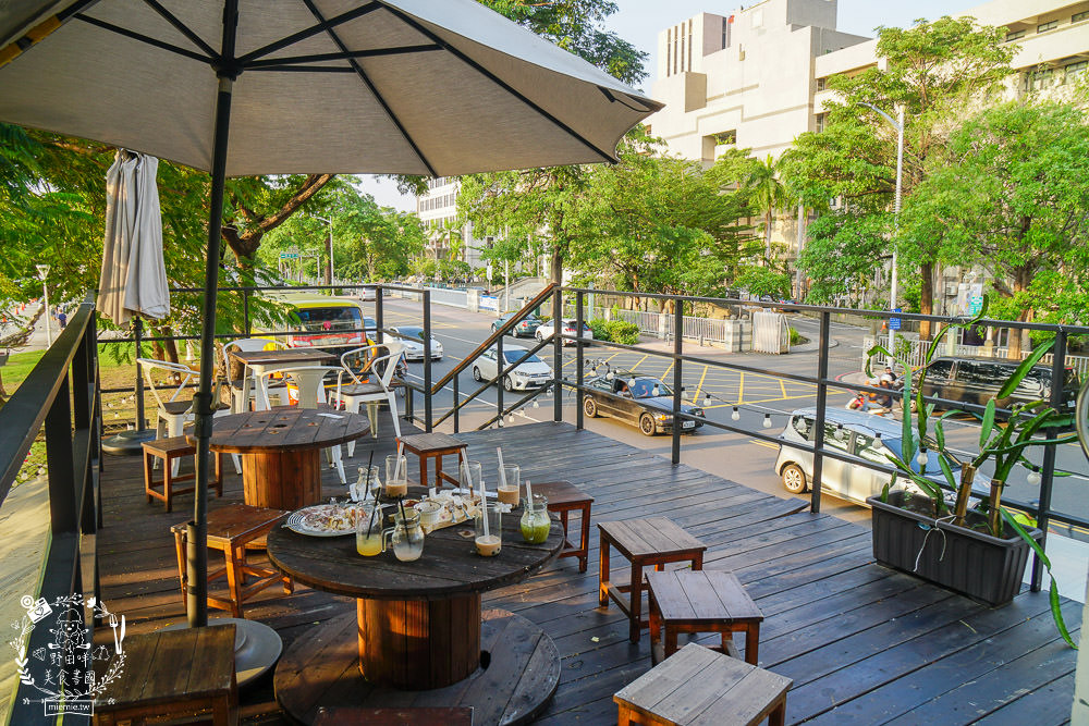 高雄[白色戀人貨櫃屋]超好拍照的夢幻網美餐廳!夕陽下的河畔美炸!