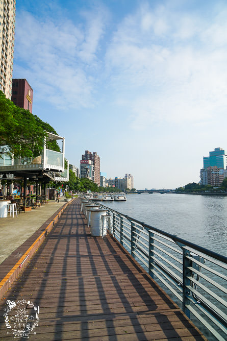 高雄[白色戀人貨櫃屋]超好拍照的夢幻網美餐廳!夕陽下的河畔美炸!