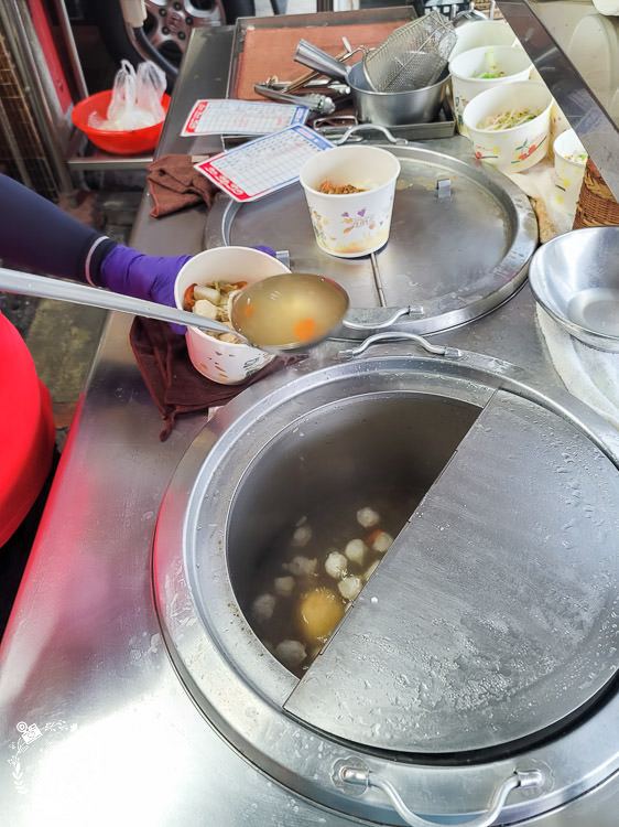 高雄[盧東港鮪魚飯湯]鳳山超人氣小吃!滿滿的鮪魚飯居然只要30元?多種海鮮的鮪魚飯湯只要50元?