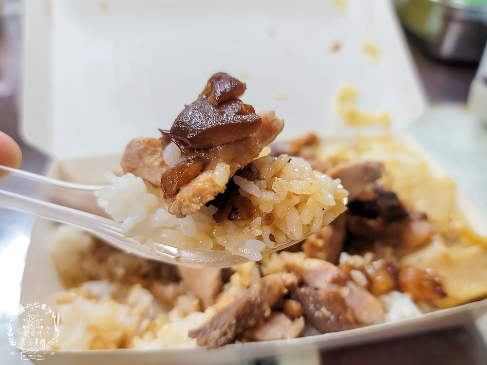 高雄[盧東港鮪魚飯湯]鳳山超人氣小吃!滿滿的鮪魚飯居然只要30元?多種海鮮的鮪魚飯湯只要50元?