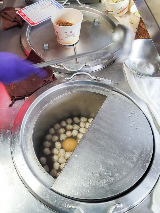 高雄[盧東港鮪魚飯湯]鳳山超人氣小吃!滿滿的鮪魚飯居然只要30元?多種海鮮的鮪魚飯湯只要50元?