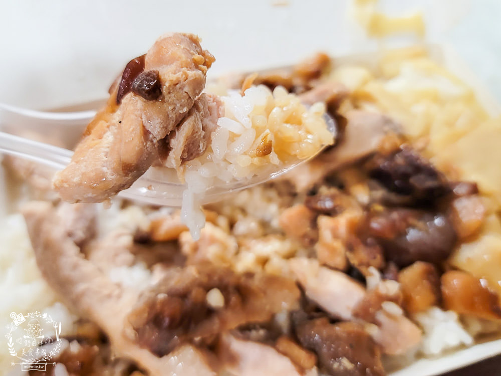 高雄[盧東港鮪魚飯湯]鳳山超人氣小吃!滿滿的鮪魚飯居然只要30元?多種海鮮的鮪魚飯湯只要50元?