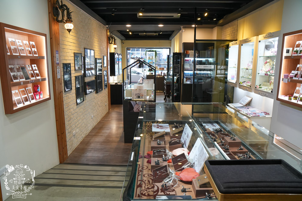高雄穿耳洞推薦[破銅爛鐵銀飾]使用美國原裝進口的穿耳器具!穿耳師還有考核證照哦!925純銀飾品專賣店