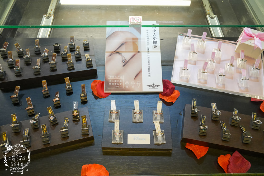 高雄穿耳洞推薦[破銅爛鐵銀飾]使用美國原裝進口的穿耳器具!穿耳師還有考核證照哦!925純銀飾品專賣店
