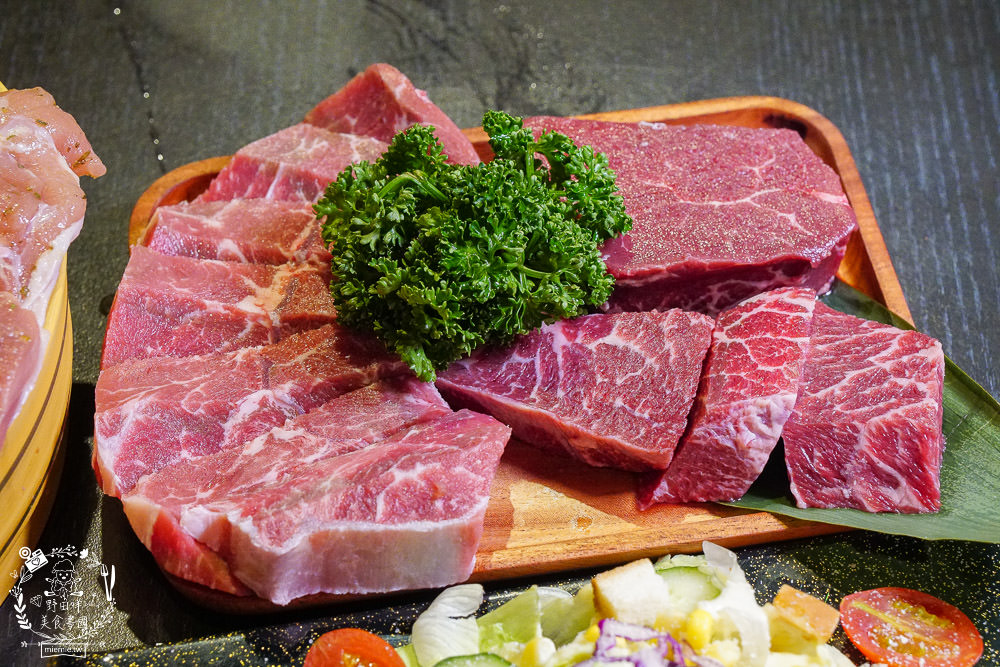 高雄[秘燒-時尚岩燒牛排]在舌尖舞動的牛排!海陸套餐千元有找!