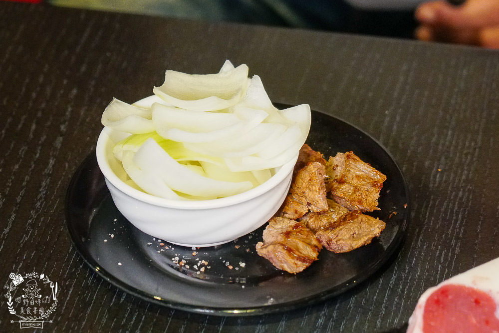 高雄[秘燒-時尚岩燒牛排]在舌尖舞動的牛排!海陸套餐千元有找!