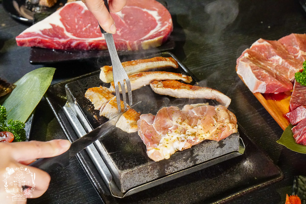 高雄[秘燒-時尚岩燒牛排]在舌尖舞動的牛排!海陸套餐千元有找!