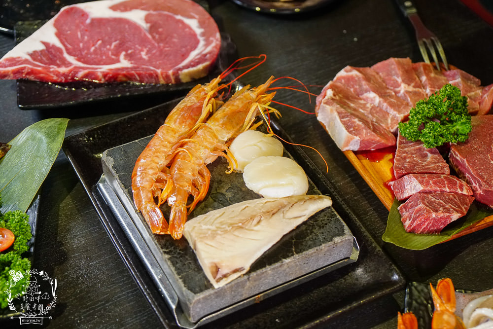 高雄[秘燒-時尚岩燒牛排]在舌尖舞動的牛排!海陸套餐千元有找!