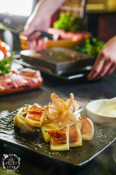 高雄[秘燒-時尚岩燒牛排]在舌尖舞動的牛排!海陸套餐千元有找!