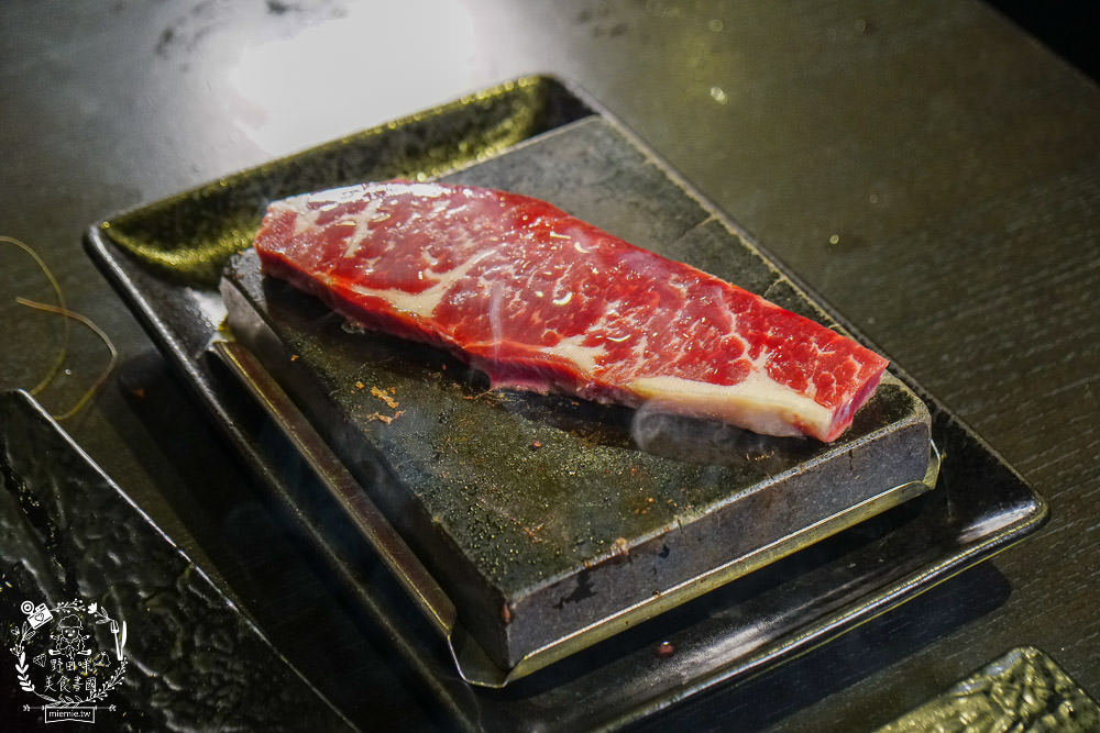 高雄[秘燒-時尚岩燒牛排]在舌尖舞動的牛排!海陸套餐千元有找!