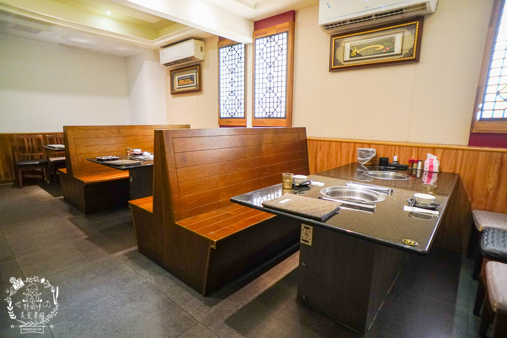 秘町無煙炭火燒肉民族店|高雄人超愛的燒烤吃到飽!燒肉和牛生魚片吃到飽?居然有美國進口藍寶石葡萄?