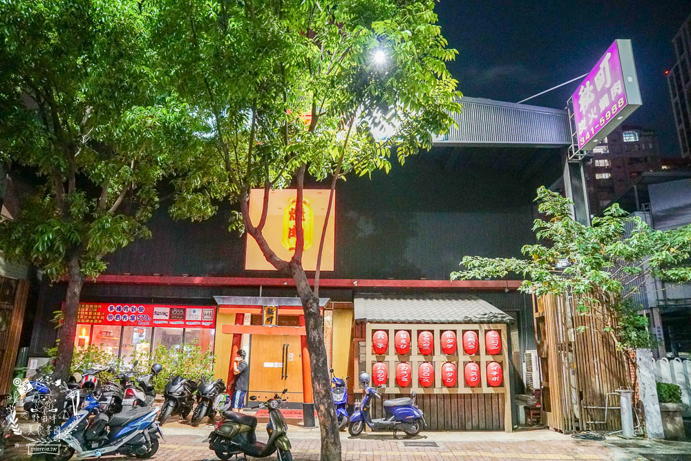 秘町無煙炭火燒肉民族店|高雄人超愛的燒烤吃到飽!燒肉和牛生魚片吃到飽?居然有美國進口藍寶石葡萄?