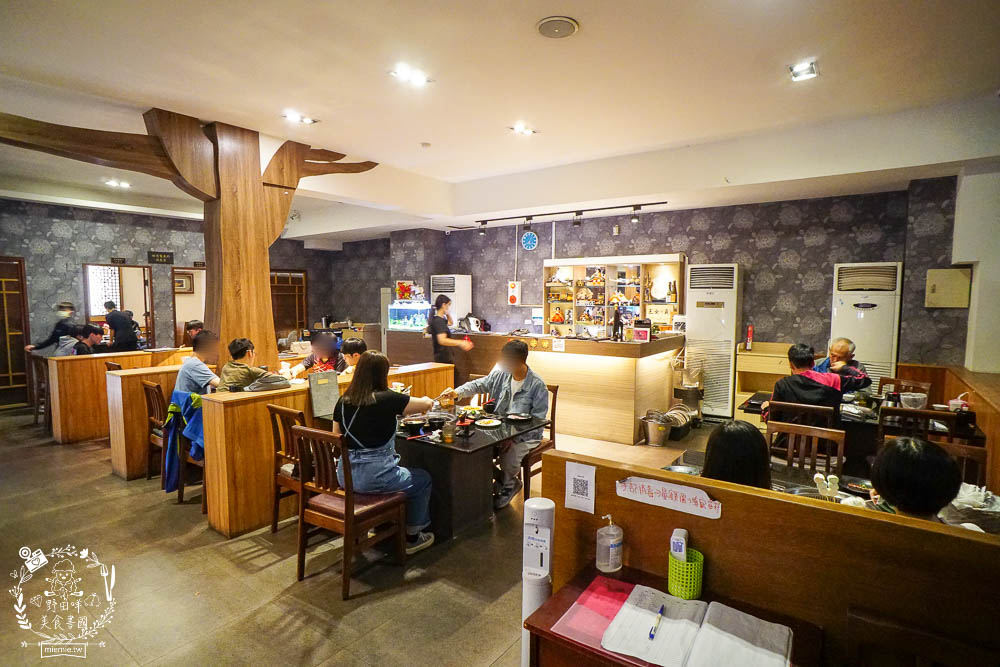秘町無煙炭火燒肉民族店|高雄人超愛的燒烤吃到飽!燒肉和牛生魚片吃到飽?居然有美國進口藍寶石葡萄?
