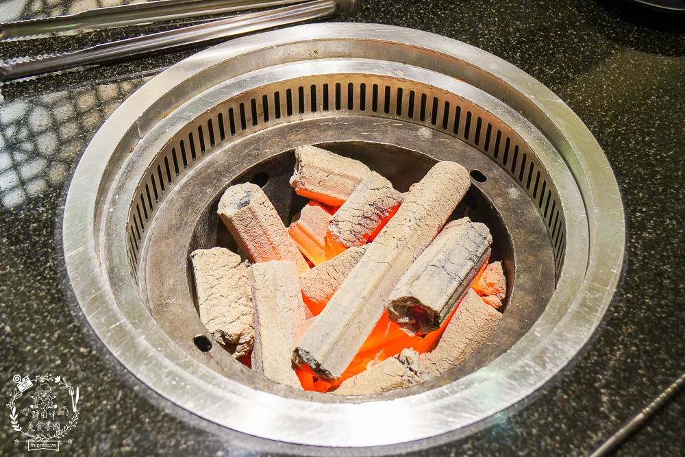 秘町無煙炭火燒肉民族店|高雄人超愛的燒烤吃到飽!燒肉和牛生魚片吃到飽?居然有美國進口藍寶石葡萄?