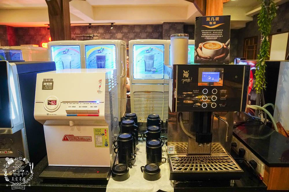 秘町無煙炭火燒肉民族店|高雄人超愛的燒烤吃到飽!燒肉和牛生魚片吃到飽?居然有美國進口藍寶石葡萄?