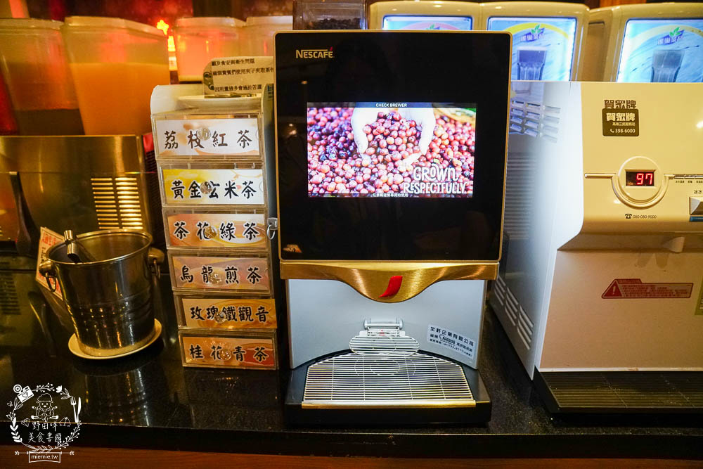 秘町無煙炭火燒肉民族店|高雄人超愛的燒烤吃到飽!燒肉和牛生魚片吃到飽?居然有美國進口藍寶石葡萄?