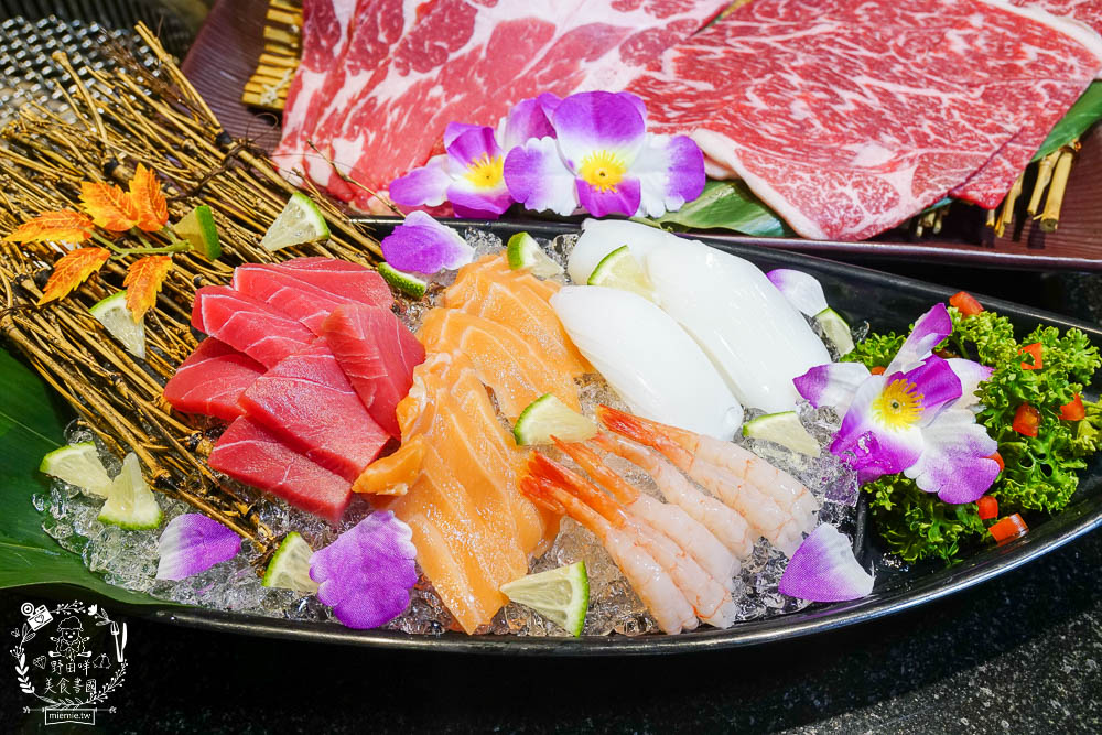 秘町無煙炭火燒肉民族店|高雄人超愛的燒烤吃到飽!燒肉和牛生魚片吃到飽?居然有美國進口藍寶石葡萄?