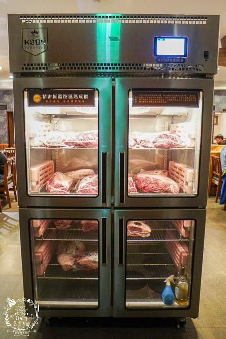 秘町無煙炭火燒肉民族店|高雄人超愛的燒烤吃到飽!燒肉和牛生魚片吃到飽?居然有美國進口藍寶石葡萄?