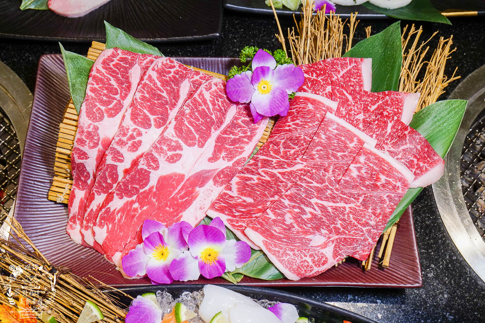 秘町無煙炭火燒肉民族店|高雄人超愛的燒烤吃到飽!燒肉和牛生魚片吃到飽?居然有美國進口藍寶石葡萄?