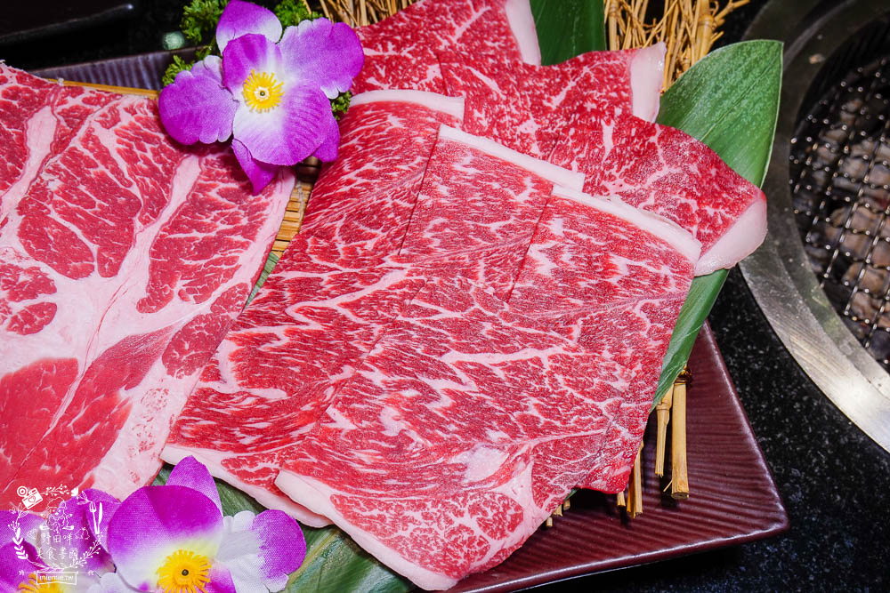 秘町無煙炭火燒肉民族店|高雄人超愛的燒烤吃到飽!燒肉和牛生魚片吃到飽?居然有美國進口藍寶石葡萄?