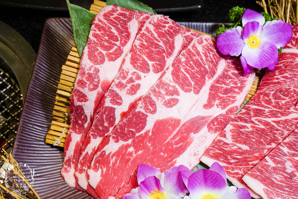 秘町無煙炭火燒肉民族店|高雄人超愛的燒烤吃到飽!燒肉和牛生魚片吃到飽?居然有美國進口藍寶石葡萄?