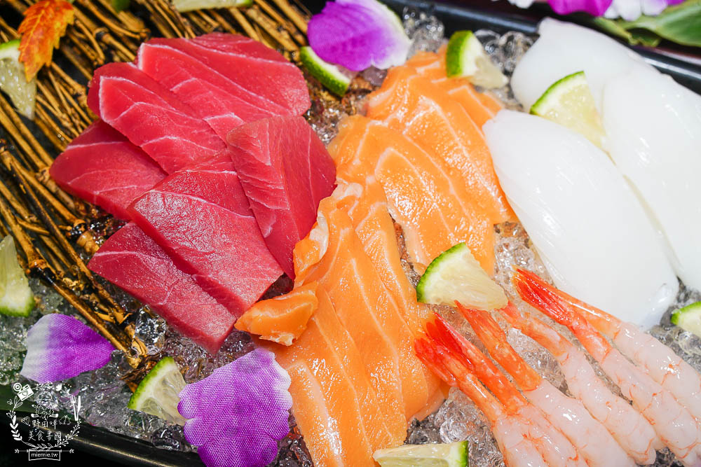 秘町無煙炭火燒肉民族店|高雄人超愛的燒烤吃到飽!燒肉和牛生魚片吃到飽?居然有美國進口藍寶石葡萄?