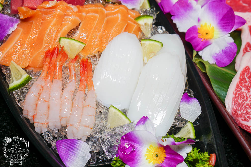 秘町無煙炭火燒肉民族店|高雄人超愛的燒烤吃到飽!燒肉和牛生魚片吃到飽?居然有美國進口藍寶石葡萄?