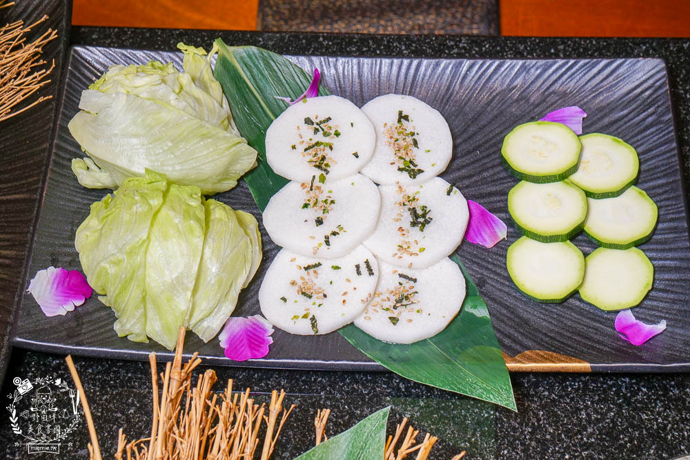 秘町無煙炭火燒肉民族店|高雄人超愛的燒烤吃到飽!燒肉和牛生魚片吃到飽?居然有美國進口藍寶石葡萄?