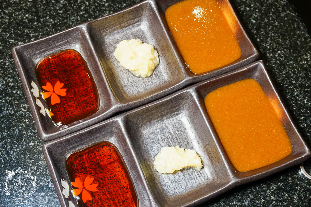 秘町無煙炭火燒肉民族店|高雄人超愛的燒烤吃到飽!燒肉和牛生魚片吃到飽?居然有美國進口藍寶石葡萄?