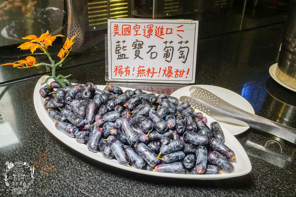 秘町無煙炭火燒肉民族店|高雄人超愛的燒烤吃到飽!燒肉和牛生魚片吃到飽?居然有美國進口藍寶石葡萄?