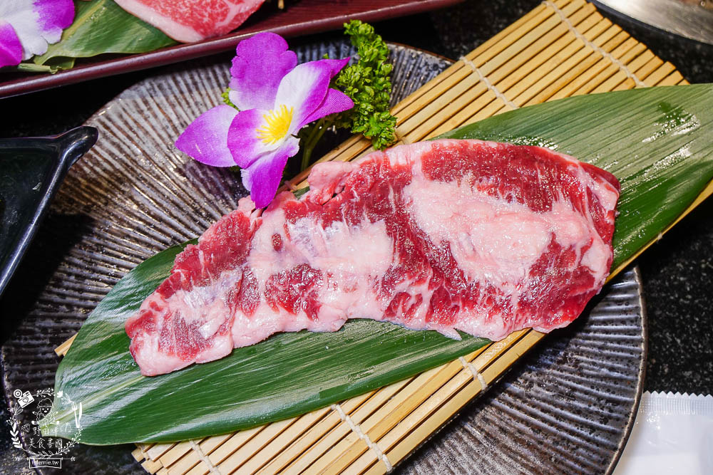 秘町無煙炭火燒肉民族店|高雄人超愛的燒烤吃到飽!燒肉和牛生魚片吃到飽?居然有美國進口藍寶石葡萄?