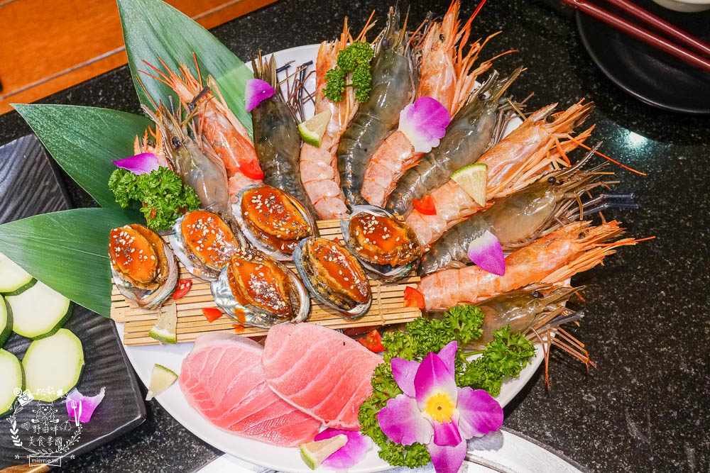 秘町無煙炭火燒肉民族店|高雄人超愛的燒烤吃到飽!燒肉和牛生魚片吃到飽?居然有美國進口藍寶石葡萄?