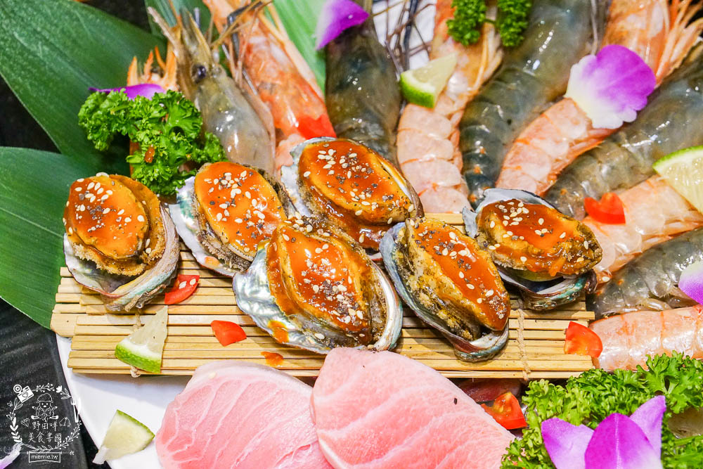 秘町無煙炭火燒肉民族店|高雄人超愛的燒烤吃到飽!燒肉和牛生魚片吃到飽?居然有美國進口藍寶石葡萄?