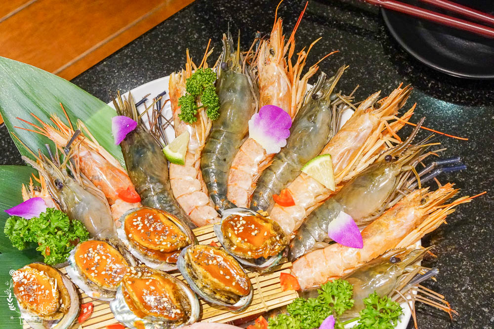 秘町無煙炭火燒肉民族店|高雄人超愛的燒烤吃到飽!燒肉和牛生魚片吃到飽?居然有美國進口藍寶石葡萄?