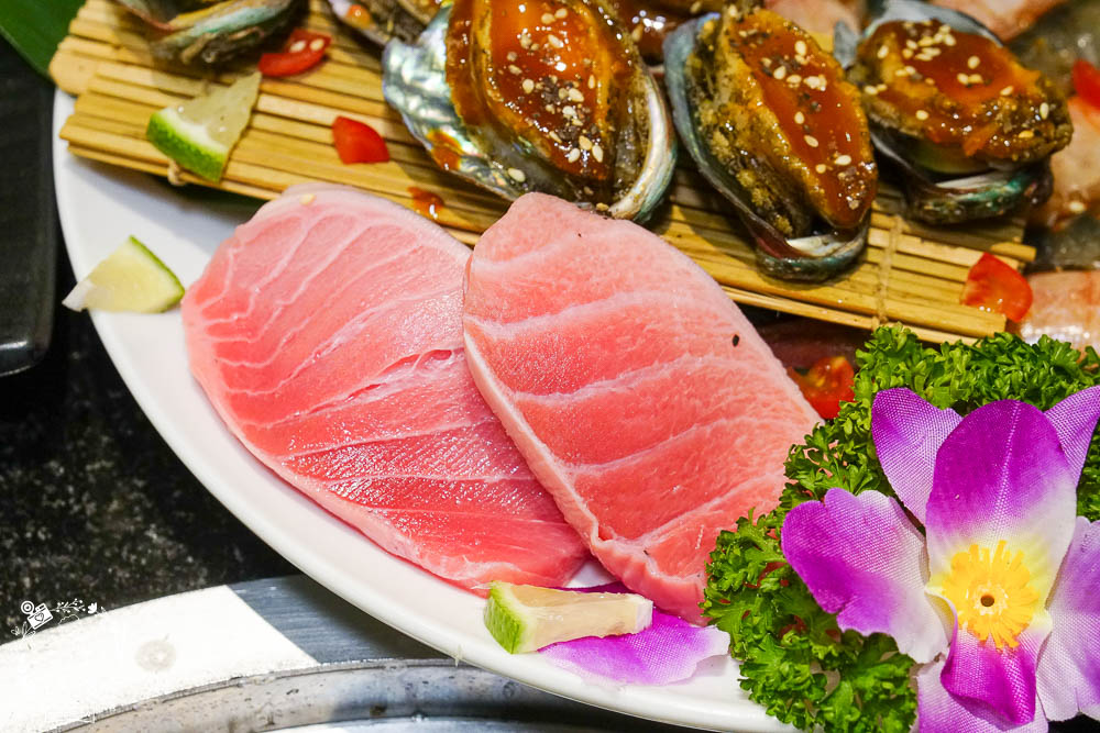 秘町無煙炭火燒肉民族店|高雄人超愛的燒烤吃到飽!燒肉和牛生魚片吃到飽?居然有美國進口藍寶石葡萄?