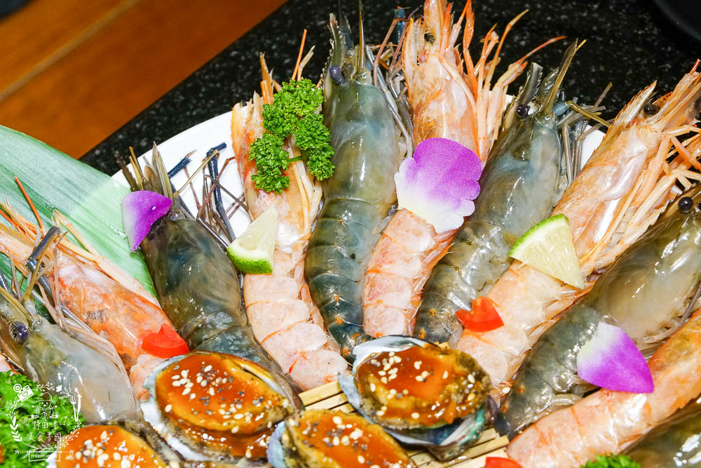 秘町無煙炭火燒肉民族店|高雄人超愛的燒烤吃到飽!燒肉和牛生魚片吃到飽?居然有美國進口藍寶石葡萄?