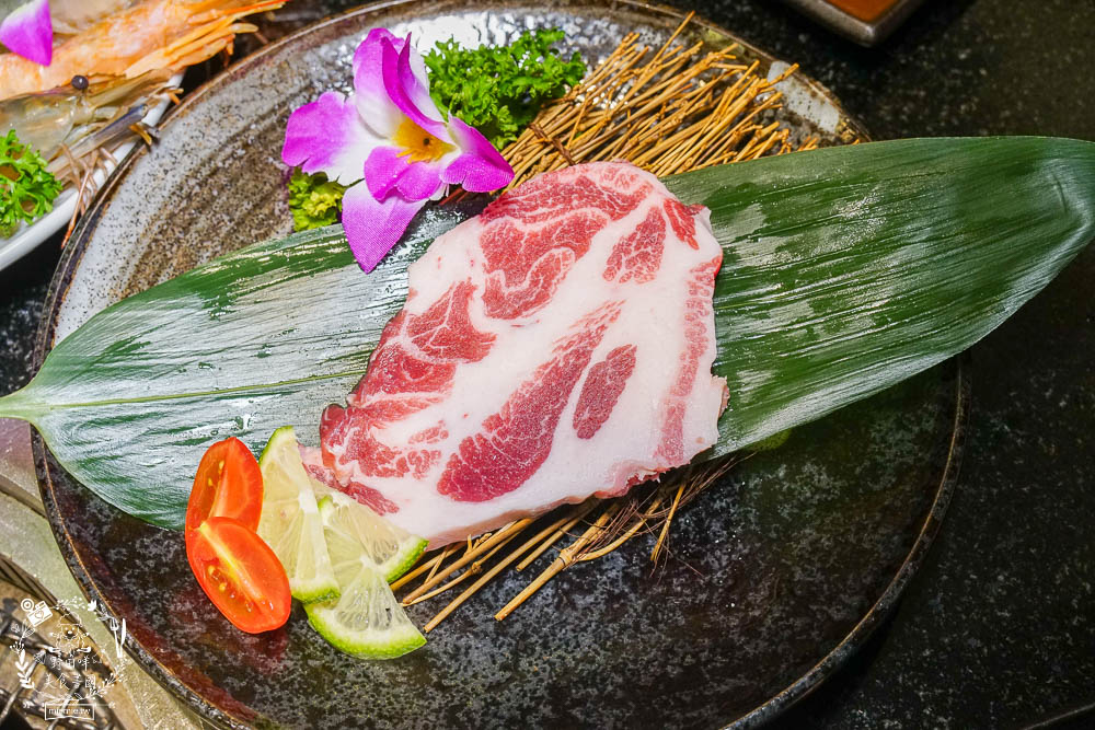 秘町無煙炭火燒肉民族店|高雄人超愛的燒烤吃到飽!燒肉和牛生魚片吃到飽?居然有美國進口藍寶石葡萄?