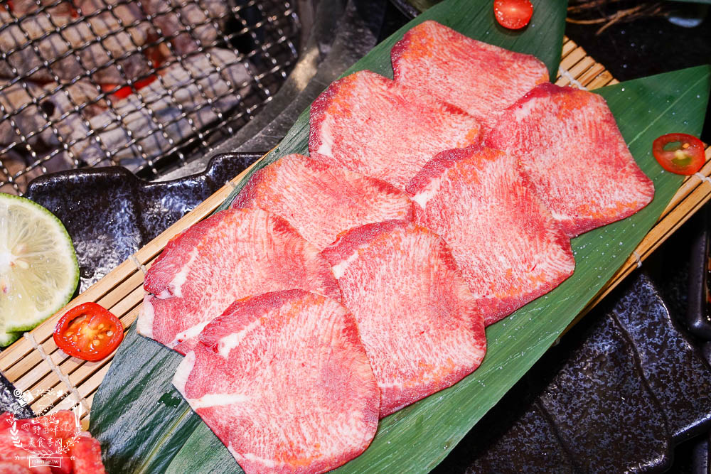 秘町無煙炭火燒肉民族店|高雄人超愛的燒烤吃到飽!燒肉和牛生魚片吃到飽?居然有美國進口藍寶石葡萄?