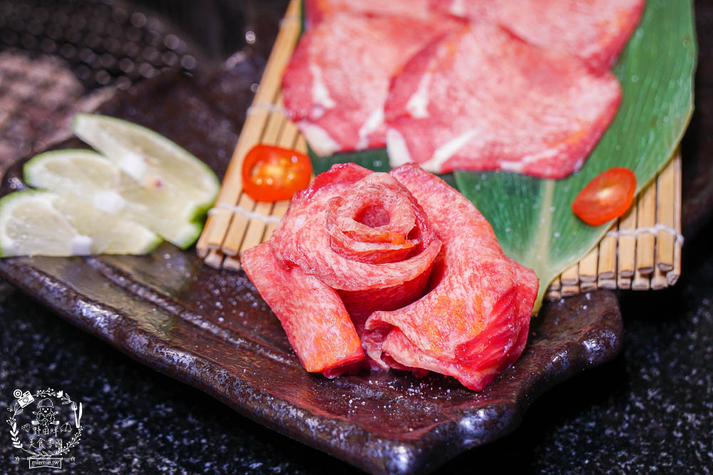 秘町無煙炭火燒肉民族店|高雄人超愛的燒烤吃到飽!燒肉和牛生魚片吃到飽?居然有美國進口藍寶石葡萄?