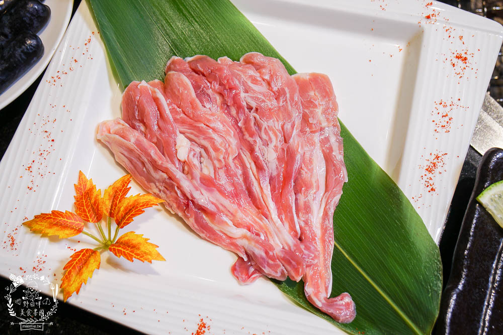 秘町無煙炭火燒肉民族店|高雄人超愛的燒烤吃到飽!燒肉和牛生魚片吃到飽?居然有美國進口藍寶石葡萄?